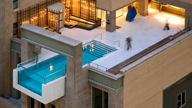 Hotel Ini Miliki Desain Kolam Renang yang Menggantung