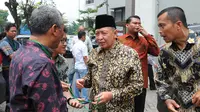 Mantan Wapres Hamzah Haz menyambangi Gedung KPK, Jakarta, Kamis (2/4/2015). Mantan Ketum PPP itu menjenguk mantan Bupati Bangkalan Fuad Amin Imron di rutan KPK. (Liputan6.com/Herman Zakharia)