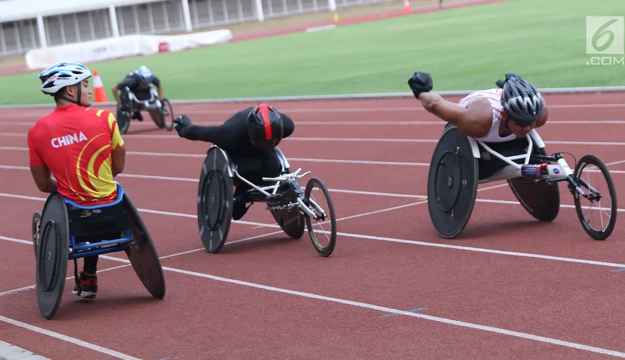 Sejumlah atlet WheelChair Racing Asian Para Games 2018 beradu cepat saat latihan di Stadion Madya, Kompleks GBK, Jakarta, Kamis (4/10). Asian Para Games 2018 berlangsung di Jakarta, 6-13 Oktober. (Liputan6.com/Helmi Fithriansyah)