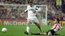 Gelandang Juventus, Zinedine Zidane, berhasil melewati gelandang Athletic Bilbao, Urrutia, pada laga Liga Champions d Stadion San Mames, Bilbao, Rabu (21/10/1998). (EPA/Txema Fernandez)