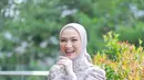 Jadi bridesmaid Lesti Kejora, Melody Laksani tampil cantik dengan kebaya kurung bordir dan hijab lilit. [@melodylaksani92]