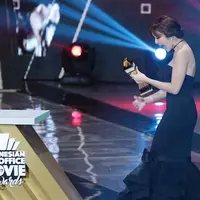 Penyanyi cantik Gisella Anastasia telah melebarkan sayapnya menjadi seorang aktris. Bermain di film Cek Toko Sebelah, Giselle berhasil di peran pertamanya. Hal ini dibuktikannya dalam ajang penghargaan IBOMA 2017. (Deki Prayoga/Bintang.com)