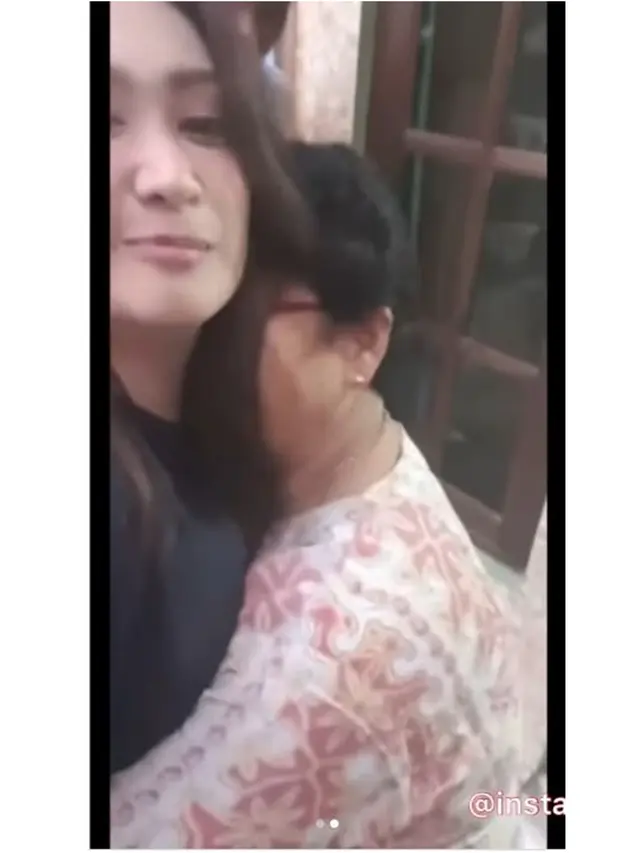 6 Potret Nafa Urbach Ajak Blusukan ke Rumah Lama di Kampung Halaman, Sederhana