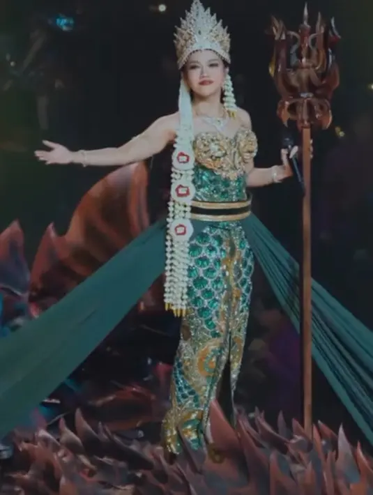 Berbalut kostum keagmen dari Adechan, Yura Yunita kenakan kostum tube dress full payet. Dress ini dipenuhi dengan ornamen rumit bernuansa emas dan hijau yang dipadu dengan kain hijau sepanjang 30 meter [@yurayunita]