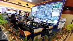 Petugas memantau layar monitor arus lalu-lintas di ruang pusat kontrol arus mudik di Jakarta (15/7/2015). Ruang kontrol ini mengamati jalan utama, bandara, stasiun kereta api dan pelabuhan laut yang digunakan para pemudik. (Liputan6.com/Helmi Afandi)