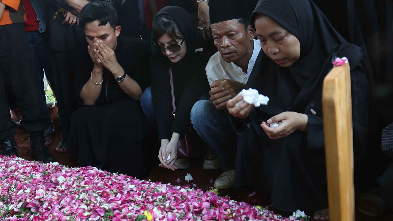 Tangis Haru Iringi Pemakaman Mpok Alpa, Komedian Ceria yang Berjuang Diam-Diam Lawan Kanker