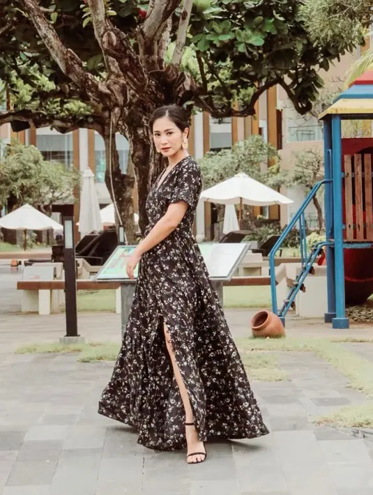 Pantai memang identik dengan nuansa baju floral. Untuk itu, kamu bisa memilih floral maxi dress. Dress satu ini mudah dipakai dan ringan. (Instagram/bungazainal).