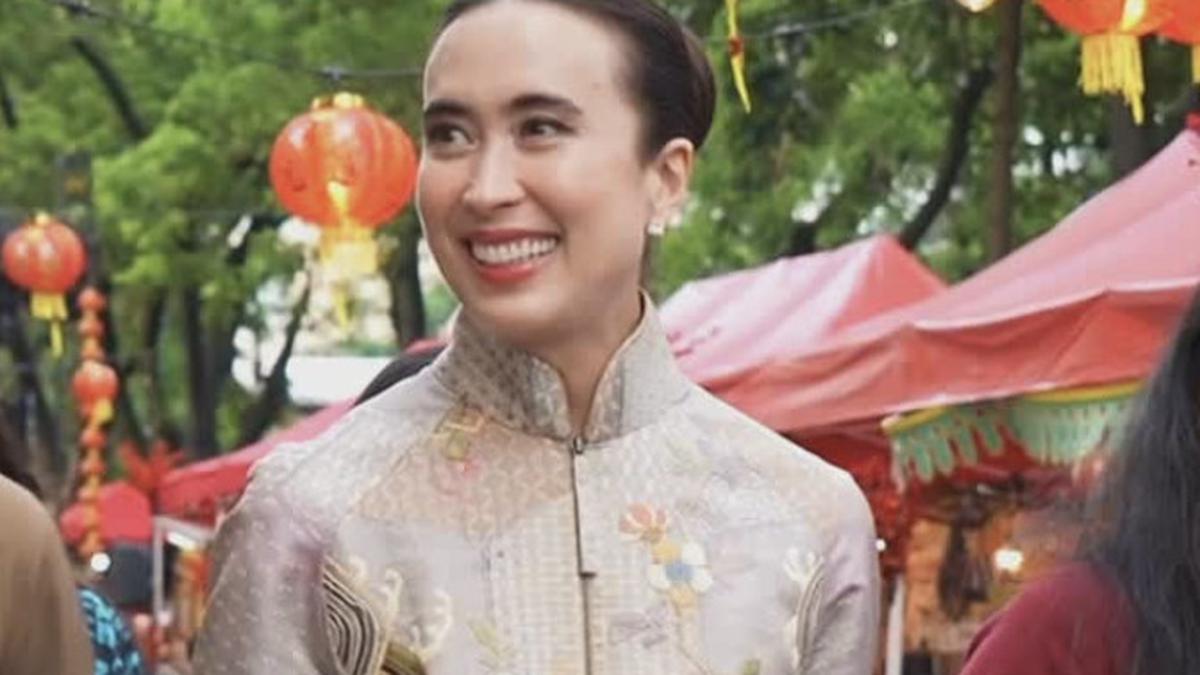 Elegansi Gaya Berbatik ala Widi Wardhana, Berbalut Batik dalam Ragam Siluet