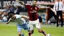 Pemain belakang Lazio, Stefan De Vrij (kiri), mencoba menahan pergerakan gelandang AC Milan, Jeremy Menez, di laga perdana Liga Italia Seri A 2014/2015 di Stadion San Siro, (31/8/2014). (REUTERS/Alessandro Garofalo)