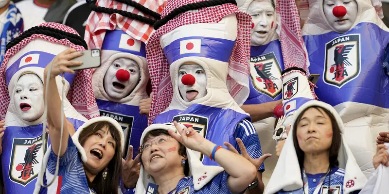 Gaya Unik Suporter Jepang Saat Lawan Jerman di Piala Dunia 2022