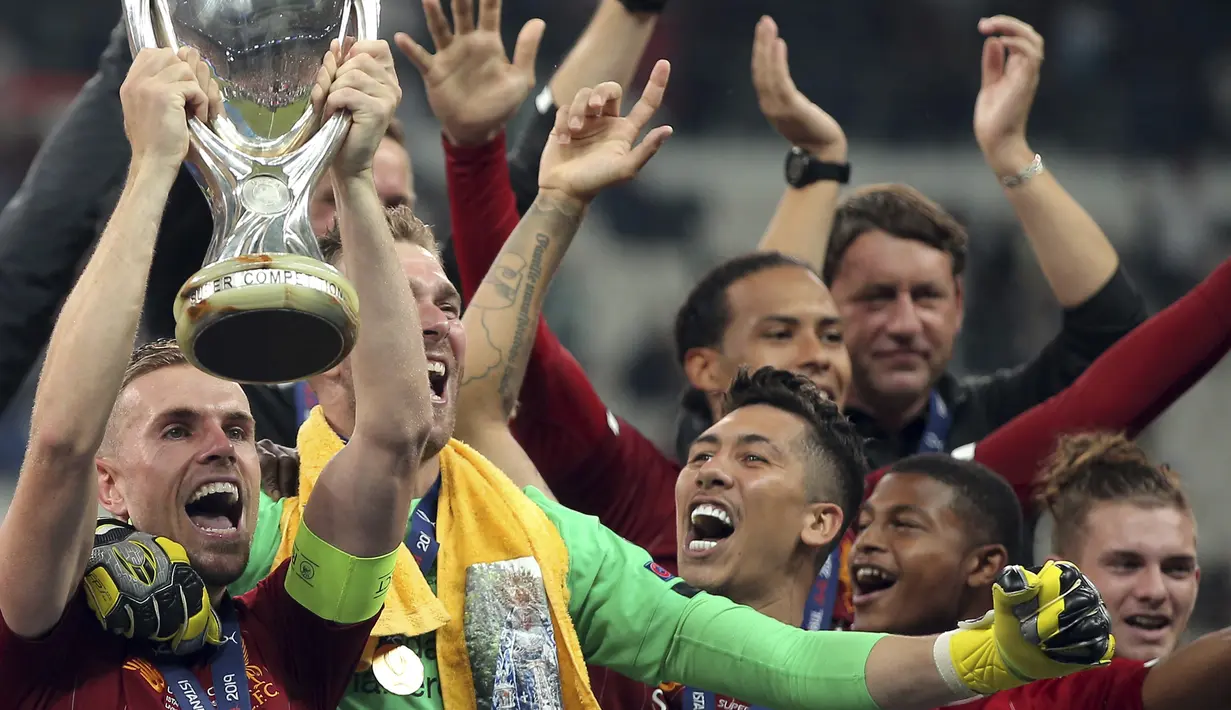 Gelandang Liverpool, Jordan Henderson mengangkat Piala Super Eropa 2019 setelah mengalahkan Chelsea  pada pertandingan Piala Super Eropa 2019  di Besiktas Park, di Istanbul (15/8/2019). Liverpool menang adu penalti atas Chelsea 5-4 (2-2). (AP Photo)
