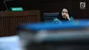 Bupati nonaktif Kutai Kartanegara, Rita Widyasari menjalani sidang lanjutan dugaan suap pemberian izin lokasi perkebunan kelapa sawit di Pengadilan Tipikor, Jakarta, Rabu (14/3). Sidang mendengar keterangan saksi. (Liputan6.com/Helmi Fithriansyah)