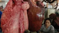 Pedagang daging sapi di Pasar Beringharjo, DI Yogyakarta, Rabu (23/2). Dinas Pertanian DIY menyatakan siaga antraks terkait penemuan penyakit antraks di Boyolali, Jateng.(Antara)