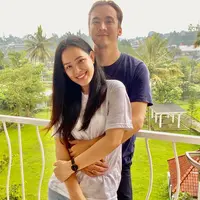 Rumah tangga keduanya selama ini adem ayem. Jarang diterpa kabar miring terkait rumah tangga yang dibangun bersama. [Instagram/ladynayoan]