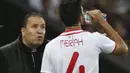 Pelatih Tunisia, Nabil Maloul memrikan masukan kepada Yassine Meriah saat melawan Spanyol pada laga uji coba di Krasnodar stadium, Rusia, (9/6/2018). Spanyol menang 1-0. (AP/STR)