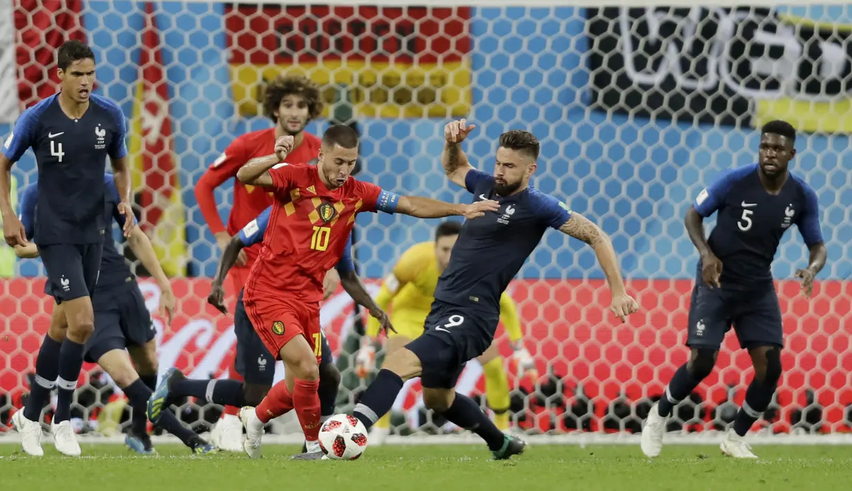 Penyerang Belgia, Eden Hazard, melewati pemain Prancis pada laga semifinal Piala Dunia di Stadion St Petersburg, Selasa (10/7/2018). Prancis menang 1-0 atas Belgia. (AP/Natacha Pisarenko)