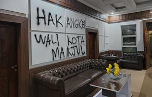 Aksi vandalisme mewarnai demonstrasi Ketua RT dan RW di DPRD Sukabumi. (Liputan6.com/Fira Syahrin)