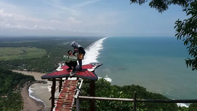 Romantisme Pagi Sambil Jajal Nyali di Bukit Hud