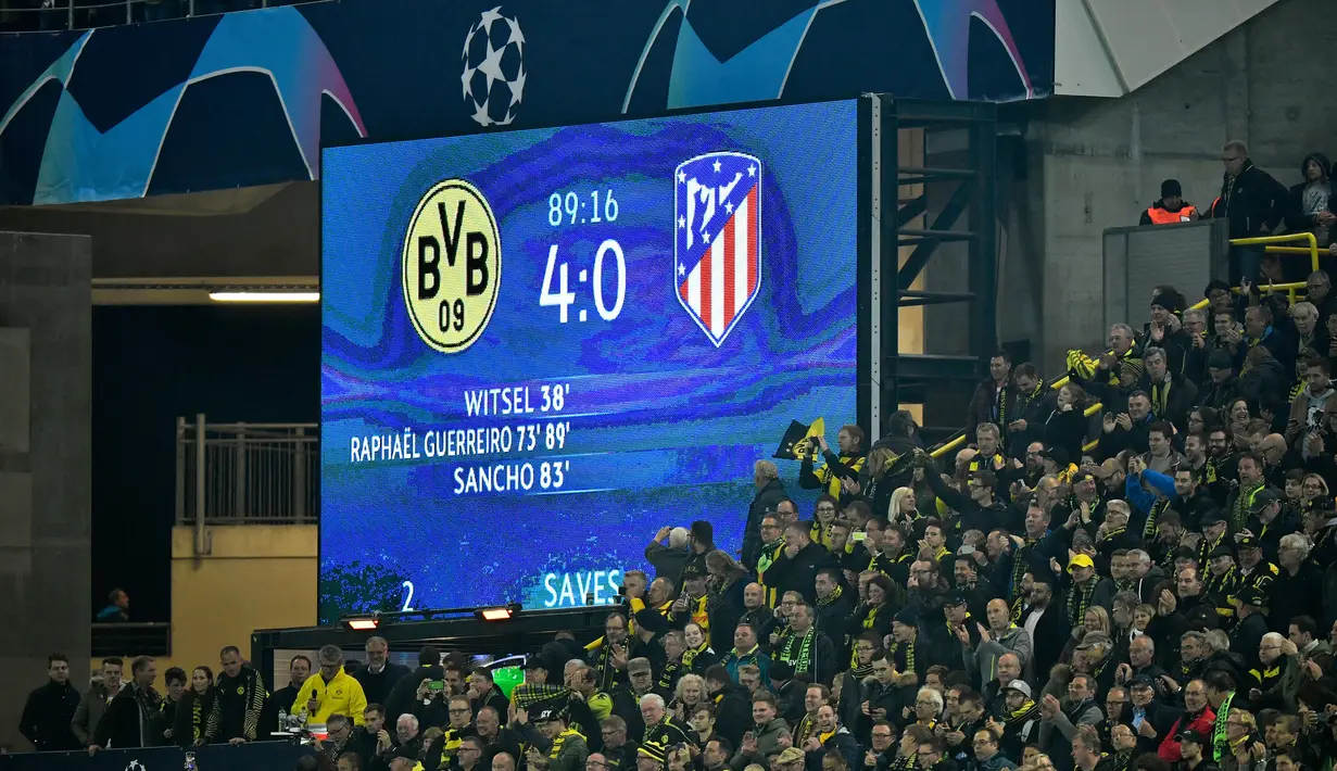 Suporter Dortmund bersorak di tribun selama pertandingan grup A Liga Champions antara Borussia Dortmund dan Atletico Madrid di stadion BVB di Dortmund, Jerman (24/10). Dortmund menang 4-0 atas Atletico. (AP Photo/Martin Meissner)