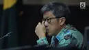 Mantan Dirut PT Quadra Solutions, Anang Sugiana Sudihardjo menyimak keterangan saksi pada sidang lanjutan dugaan korupsi pengadaan E-KTP di Pengadlian Tipikor, Jakarta, Senin (21/5). Sidang mendengar keterangan saksi. (Liputan6.com/Helmi Fithriansyah)