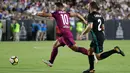 Penyerang Manchester City, Sergio Aguero berusaha membawa bola dari kejaran bek Real Madrid, Daniel Carvajal pada pertandingan ICC di Los Angeles Memorial Coliseum, Kamis (27/7). City menang atas Madrid dengan skor 4-1. (AP Photo/Jae C. Hong)