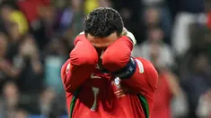 Reaksi pemain timnas Portugal, Cristiano Ronaldo saat gagal mencetak gol lewat tendangan penalti selama pertandingan babak 16 besar Euro 2024 melawan Slovenia di Frankfurt Arena pada 1 Juli 2024. (PATRICIA DE MELO MOREIRA/AFP)