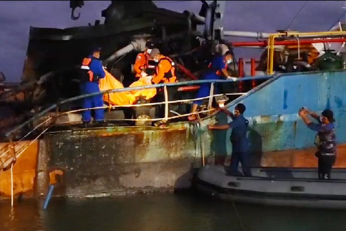 Petugas mengavukasi korban tewas dalam insiden kebakaran 2 kapal di Lamongan. (Foto: Liputan6.com/Dian Kurniawan)