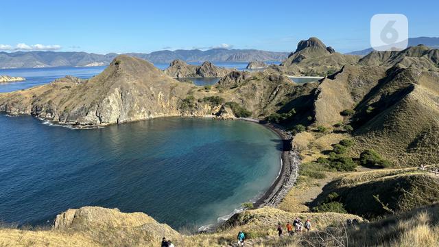 Pemandangan dari puncak Padar di Taman Nasional Komodo di lepas pantai Labuan Bajo, Nusa Tenggara Timur (NTT). (Liputan6.com/Asnida Riani)