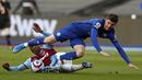 Gelandang Chelsea, Mason Mount (atas) dan bek West Ham United, Angelo Ogbonna terjatuh saat perebutan bola dalam laga lanjutan Liga Inggris 2020/2021 pekan ke-33 di The London Stadium, London, Sabtu (24/4/2021). Chelsea menang 1-0 atas West Ham. (AFP/Alastair Grant/Pool)