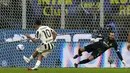 Mimpi buruk Inter Milan datang pada menit ke-87 setelah Dumfries dianggap melanggar Alex Sandro di dalam kotak penalti. Dybala yang ditunjuk sebagai eksekutor tendangan dua belas pas, sukses mengecoh kiper Handanovic. Papan skor berubah menjadi satu sama. (AP/Luca Bruno)