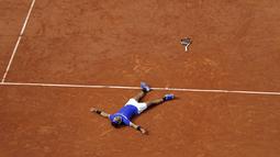 Rafael Nadal merayakan kemenangan dengan tidur diatas lapangan pada laga Final Tunggal Putra, Prancis Terbuka 2017 di Roland Garros stadium, Paris, (11/6/2017). Nadal menang  6-2, 6-3, 6-1. (AP/Petr David Josek)