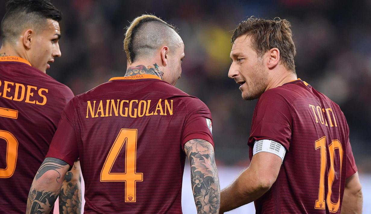 Kehangatan kapten AS Roma, Francesco Totti (kanan) bersama pemain muda lainya jelas terlihat pada laga melawan Cesena, total Francesco Totti telah tampil sebanyak 771 laga bersama I Lupi.   (EPA/Ettore Ferrari)