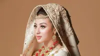 Tampil menawan dalam balutan baju adat Minang, Margin Wieheerm banjir pujian. Polesan makeup natural membuat pesona artis kelahiran 8 Juli 2000 ini semakin terpancar, apalagi dengan tudung yang dikenakannya. Tudung yang merupakan bagian dari pakaian adat Minang ini bernama tingkuluak talakuang. (Liputan6.com/IG/@marginw)