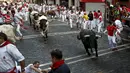 Di festival ini banteng dilepas di jalanan. Sang banteng pun berlari siap menabraki para pengunjung yang memadati jalan Pamplona, Spanyol, Selasa (7/7/2015). (Reuters/Susana Vera)