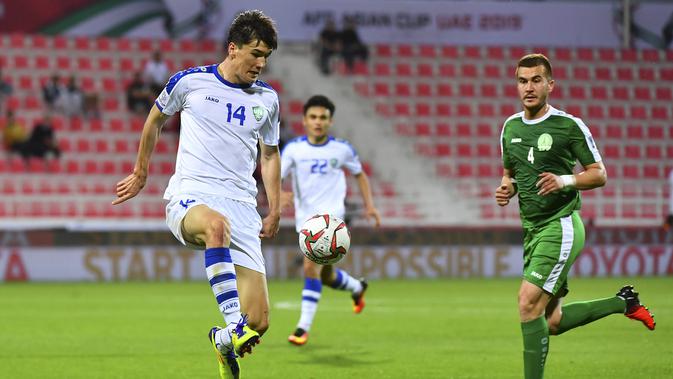 Penyerang Timnas Uzbekistan, Eldor Shomurodo, tampil memukau sepanjang babak penyisihan grup Piala Asia 2019. (AFP/Giuseppe Cacace)