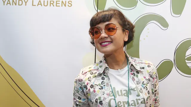 Nirina Zubir sebagai Emak di film Keluarga Cemara
