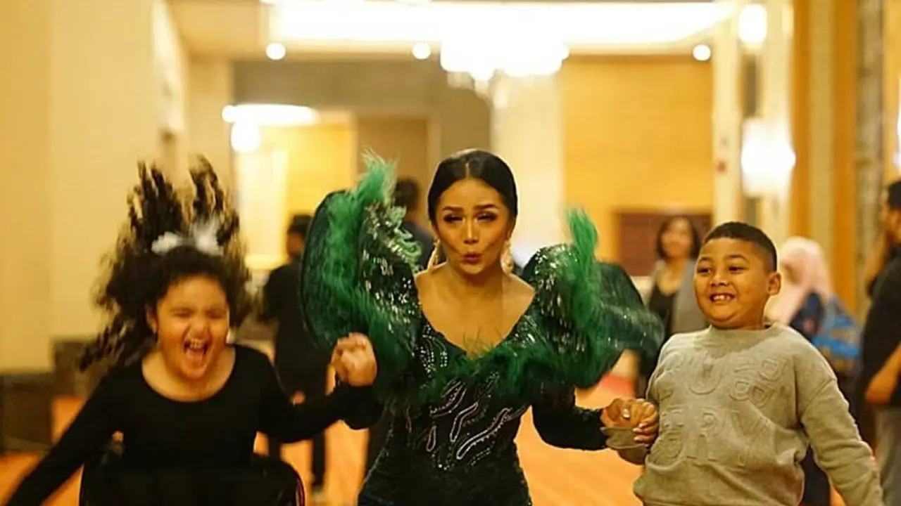 Krisdayanti dan kedua anaknya. (Foto: Dok. Instagram @raullemos06)