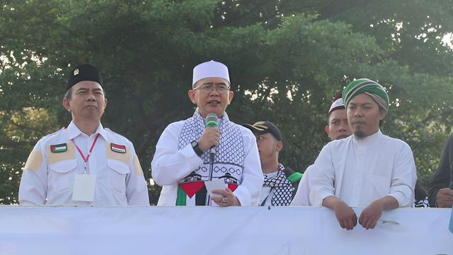 Pj Bupati Bekasi, Dani Ramdan berorasi dalam Aksi Bela Palestina, di depan Stadion Wibawamukti, Kelurahan Sertajaya, Kecamatan Cikarang Timur, Kabupaten Bekasi, Minggu (19/11/2023) (JAJA JAELANI/NEWSROOM DISKOMINFOSANTIK KAB BEKASI)