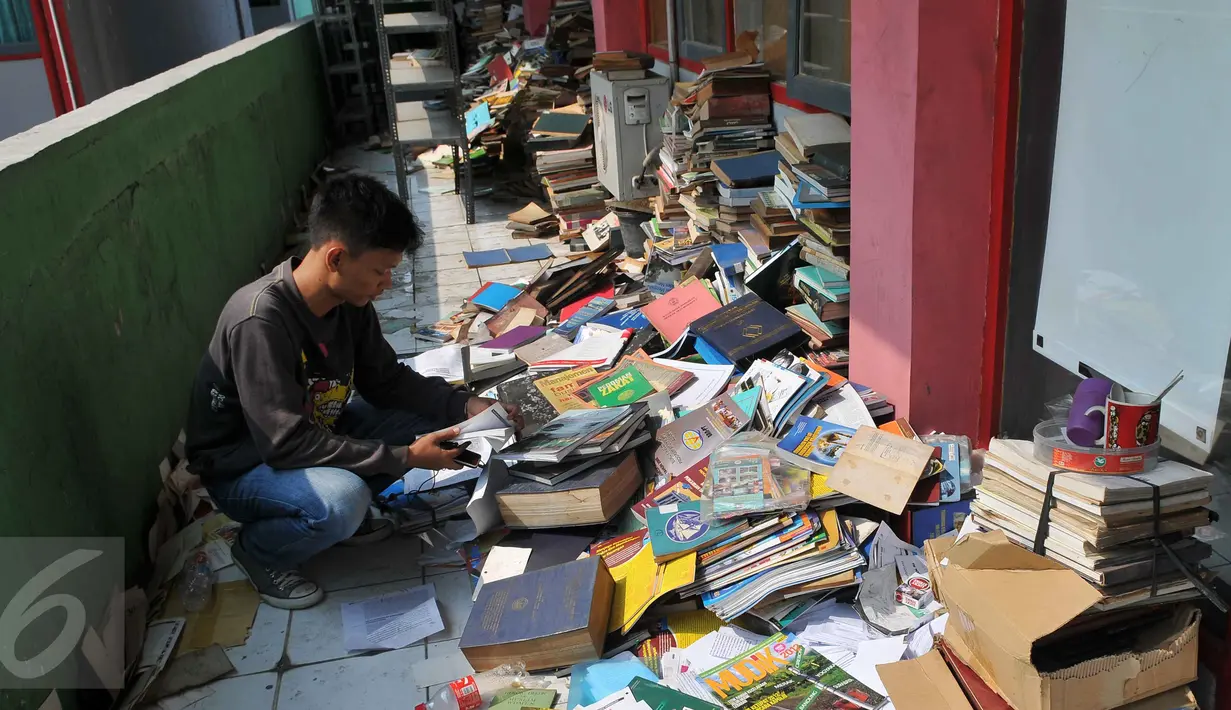 Mahasiswa membaca buku di perpustakaan kampus Unversitas Ibnu Chaldun Jakarta, Selasa (6/10). Kemendikti telah membekukan 243 kampus karena dalam pelaksanaan kegiatan perkuliahan mereka melakukan berbagai pelanggaran. (Liputan6.com/Gempur M Surya)
