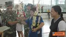 Citizen6, Surabaya: Penyerahan piala juara I Lomba Bola Volly Putri kepada Tim Staf Mako oleh Wadan Kobangdikal, Brigjen Mar Verry Kunto, Kamis (28/4). (Pengirim: Rohman Arif)
