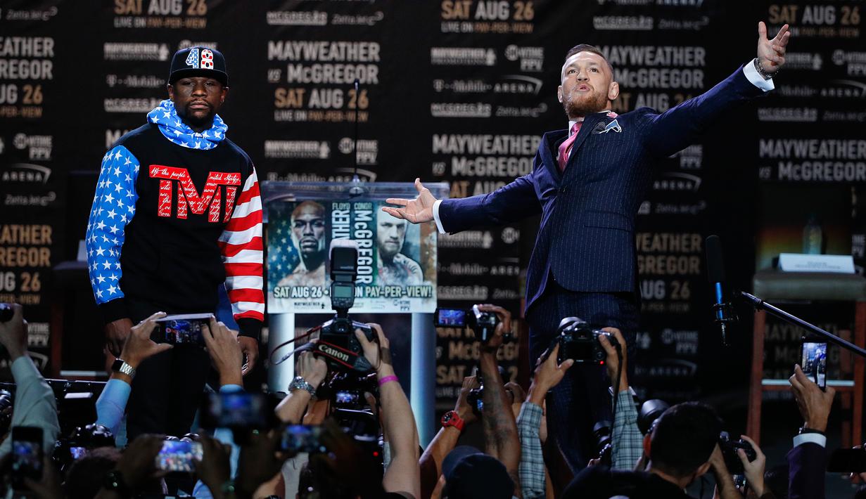 Petinju Floyd Mayweather Jr dan Juara mixed martial arts Conor McGregor berpose saat jumpa pers di Staples Center Los Angeles, AS (12/7). Mayweather dan McGregor akan bertanding pada 26 Agustus 2017. (AP Photo/Jae C. Hong)