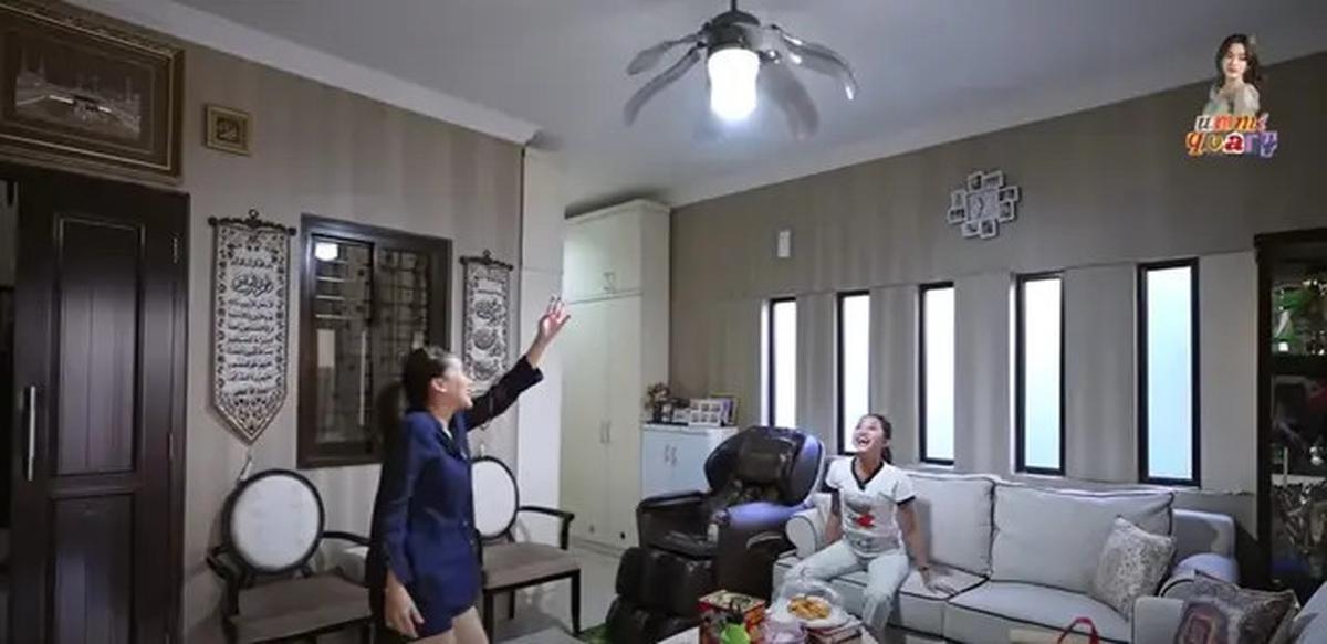 Tinggal di Gang Sempit, Intip Foto Ruang Tamu Sederhana Rumah Ayu Ting Ting