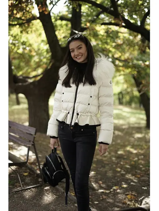 Jaket berbulu warna putih yang dipakai Raline ini membuatnya sangat modis. Terlebih dengan kacamata hitam hits yang ditaruh di atas kepalanya. (Instagram/ralineshah)