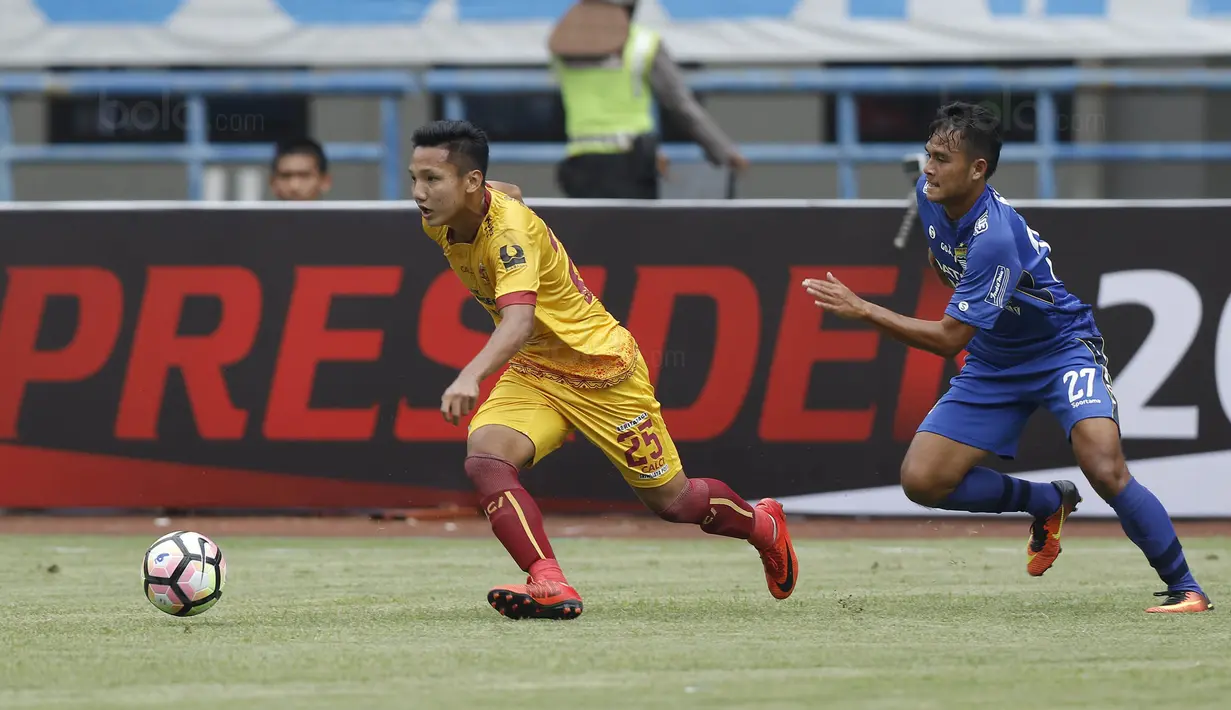 Gelandang Sriwijaya FC, Syahrian Abimanyu, menggiring bola saat melawan Persib Bandung pada laga Grup A Piala Presiden di Stadion GBLA, Bandung, Selasa (16/1/2018). Persib menang 1-0 atas Sriwijaya FC. (Bola.com/M Iqbal Ichsan)