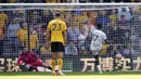 Ivan Toney. Striker Brentford asal Inggris ini berperan besar saat timnya mengalahkan tuan rumah Wolverhampton Wanderers 2-0. Gol pertama Brentford lahir dari kakinya lewat eksekusi penalti, sementara gol kedua yang dicetak Bryan Mbeumo lahir berkat torehan assist-nya. (PA via AP/David Davies)