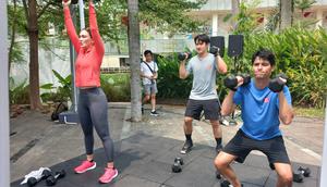 Luna Maya, Kevin Austin, dan Maxime Bouttier mengikuti HIIT di Uniqlo In Motion 2026 yang digelar di Senayan Park, Jakarta, Sabtu (9/5/2026). (Bola.com/Hery Kurniawan)