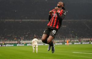 Pemain AC Milan, Rafael Leao, merayakan gol dalam pertandingan Serie A melawan Lazio di San Siro, Milan, Italia, Sabtu, 29 November 2025. (AP Photo/Antonio Calanni)