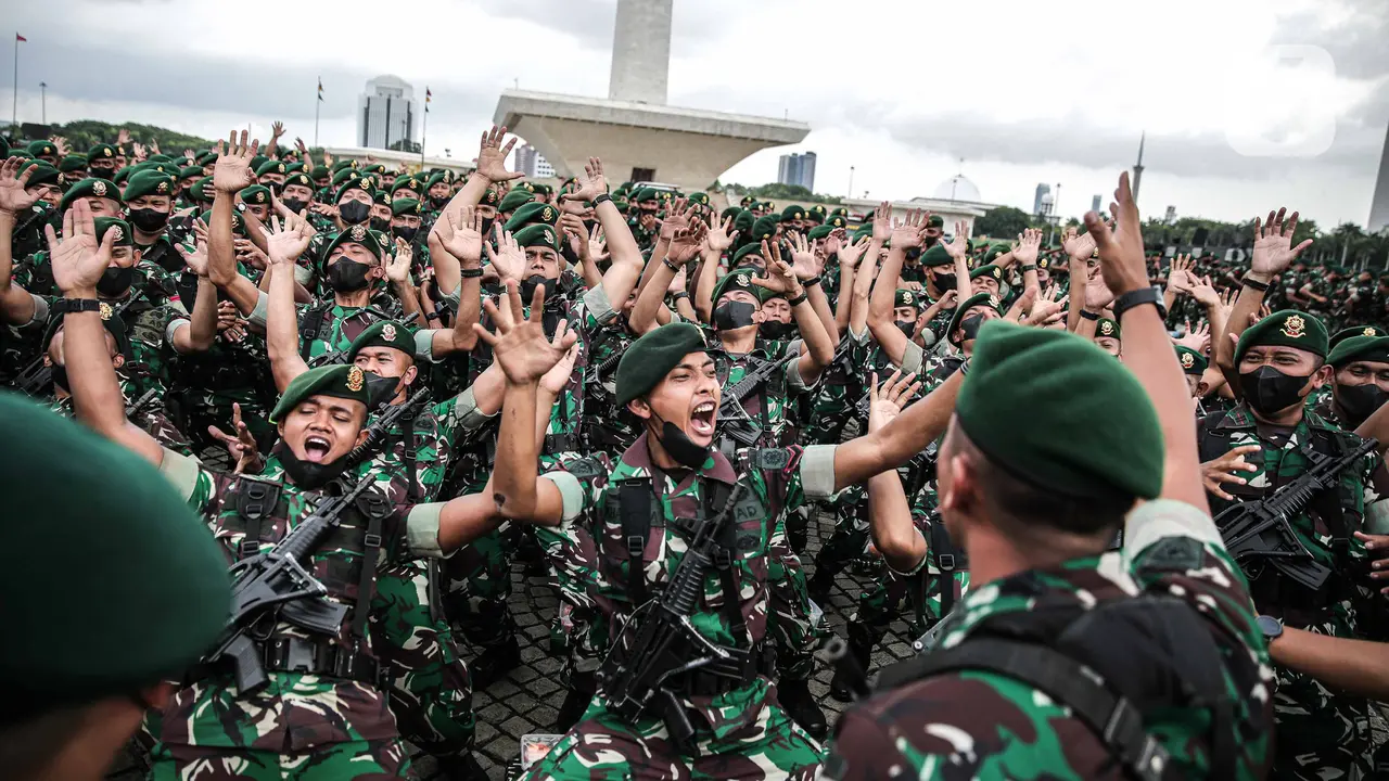 FOTO: Jenderal Dudung Tinjau Kesiapan Pasukan Usai Apel di Monas
