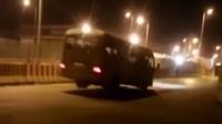 Para pengendara tetap ngebut meskipun terdapat polisi tidur yang melintang cukup tinggi di tengah jalan.