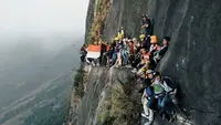 Gunung Parang merupakan salah satu tempat terkenal untuk panjat tebing. (Dok: IG @rizal_marwanto&nbsp;https://www.instagram.com/p/BweifOXFFUN/?igsh=ZGo4bHQycGt4Mmlj)